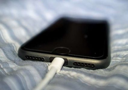 ما العلاقة بين الهواتف النقالة ومرض السرطان؟