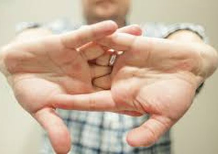 تعرف على حقيقة أضرار "طقطقة الأصابع