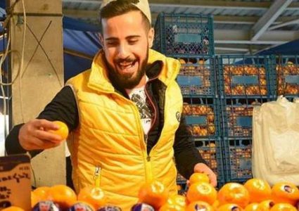 بائع برتقال ينافس كبار المطربين (فيديو)