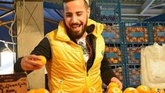 بائع برتقال ينافس كبار المطربين (فيديو)