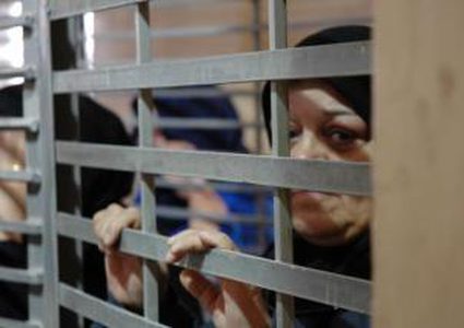64 أسيرة بينهن قاصرات يواجهن ظروفا قاسية بسجون الاحتلال
