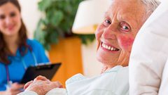 عجوز ثمانينية تكتشف أنها حامل في شهرها الرابع