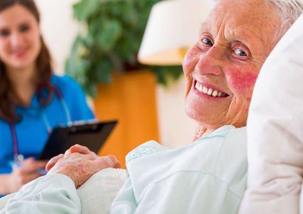 عجوز ثمانينية تكتشف أنها حامل في شهرها الرابع