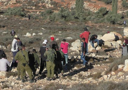 مستوطنون ينصبون بيوت متنقلة جنوب نابلس