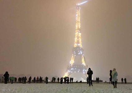 بعد الأمطار.. الثلوج تشل باريس وتغلق برج "إيفل"