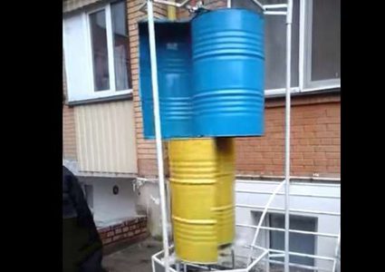 أوكراني يستخدم براميل فارغة لتوليد الكهرباء