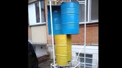 أوكراني يستخدم براميل فارغة لتوليد الكهرباء