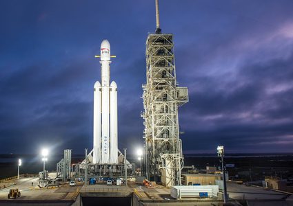 سيارة كهربائية تقودها الدمية تغني في الفضاء