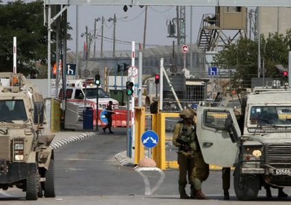 الاحتلال يعتقل شابا على حاجز قلنديا شمال القدس