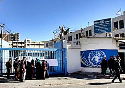 وقفة في دير البلح رفضا لتقليص المساعدات المقدمة للأونروا