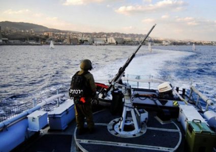 بحرية الاحتلال تفتح نيرانها على أجسام عائمة مشبوهة