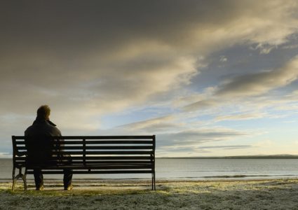 العزلة أكثر خطرًا على صحة الإنسان من التدخين!