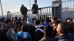 قلوب تعتصر ألما على بوابة معبر رفح رغبة في السفر