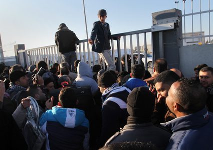 قلوب تعتصر ألما على بوابة معبر رفح رغبة في السفر