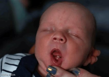 رضيع يذهل عائلته والطاقم الطبي بسن مكتمل النمو!