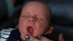 رضيع يذهل عائلته والطاقم الطبي بسن مكتمل النمو!