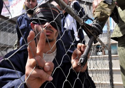 نادي الأسير يحذر المعتقلين من التعاطي مع أوراق مزورة تحمل شعاره يستخدمها العملاء