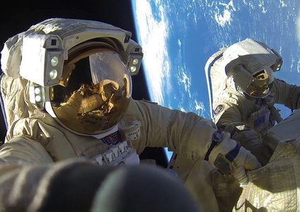 أكثر من 8 ساعات في الفضاء المفتوح