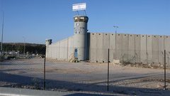 هيئة الأسرى: جنود الاحتلال ينكلون بأربعة معتقلين في "عوفر"