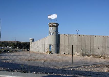 هيئة الأسرى: جنود الاحتلال ينكلون بأربعة معتقلين في "عوفر"