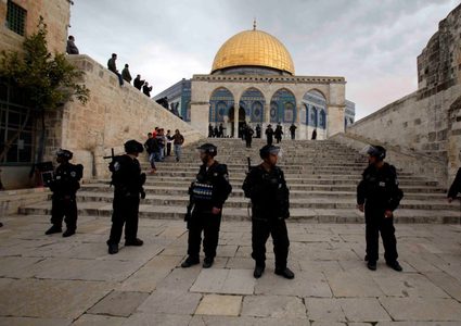 الاحتلال يستدعي حارساً بالمسجد الأقصى للتحقيق