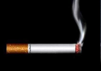 بسبب خلاف سكب البنزين على صديقه وأحرقه بسيجارة!