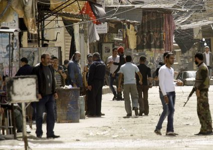 قتيل و3 جرحى في اشتباكات مسلحة داخل مخيم عين الحلوة بلبنان