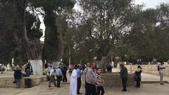 أهالي بلدة العيسوية يؤدون صلاة الجمعة في الشارع احتجاجا على حصارها