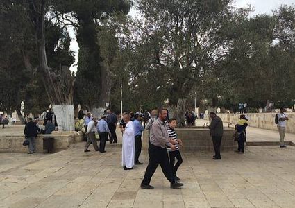 أهالي بلدة العيسوية يؤدون صلاة الجمعة في الشارع احتجاجا على حصارها