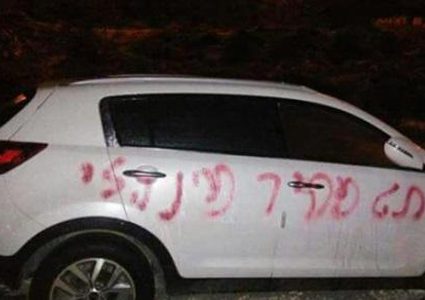 مستوطنون يعتدون على سيارات المواطنين