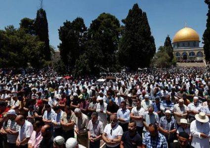 أكثر من 50 ألفا يؤدون صلاة الجمعة في رحاب الأقصى