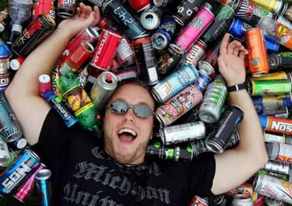 هذا ما حدث له بعد تناول 25 زجاجة مشروب طاقة