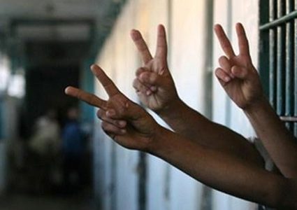 خمسة أسرى يدخلون أعوامًا جديدة داخل معتقلات الاحتلال