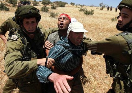 الاحتلال يعتدي بالضرب المبرح على ثلاثة عمال من بيت لحم