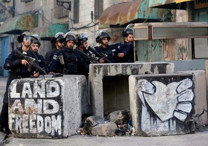 الاحتلال يعتقل طفلا بزعم حيازته سكينا