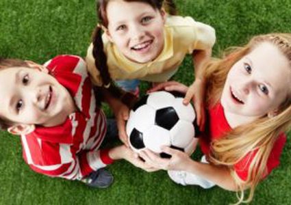 كرة القدم والتنس تقوى عظام طفلك