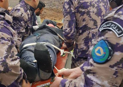 إصابة مواطن بحادث انقلاب مركبة