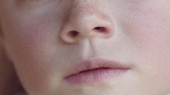 عينك ترى دائماً أنفك... ولكن الدماغ يحذف الصورة!