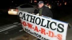 قصة رجل يحتج منذ 20 عاماً أمام سفارة الفاتيكان بواشنطن