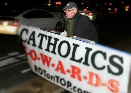 قصة رجل يحتج منذ 20 عاماً أمام سفارة الفاتيكان بواشنطن