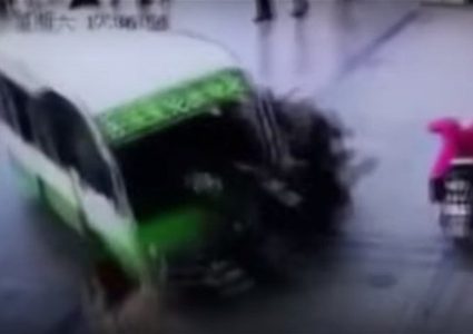 بالفيديو: لحظة مرعبة...حافلة كهربائية تدهس امرأة في الشارع!