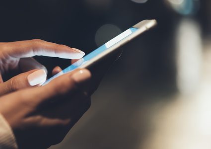 احذري الضوء الأزرق المنبعث من هاتفك المتحرك!