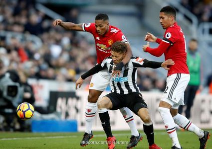 نيوكاسل يفجر المفاجأة ويهزم مانشستر يونايتد