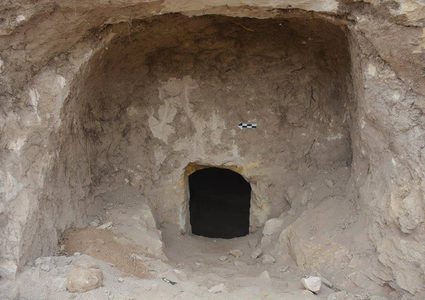 مواصلة التنقيب في مقبرة بيزنطية غرب نابلس (صور)