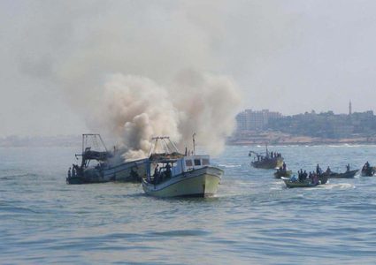 بحرية الاحتلال تعتقل صياديْن بعد استهدافهم