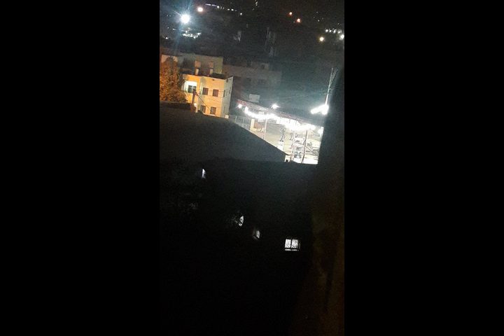 مواجهات عنيفة في بيتا والاحتلال يغلق مدخلها (فيديو)