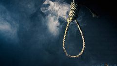 أب يشنق ابنه لتربيته!