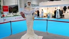 كعكة زفاف على شكل فتاة بسعر مليون دولار في دبي!