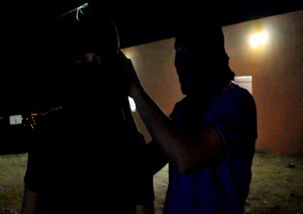 مستوطنون يتجمعون على مدخل المصرارة الترابي بالقرب من مفرق ديراستيا