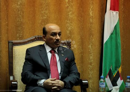 الحساينة يوقع عقود مشاريع إنشاء (75) وحدة سكنية شمال غزة